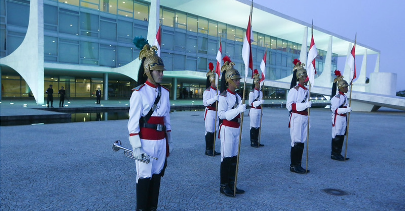 Brazilian presidential guard outside the Palácio do Planalto in Brasília, symbolizing civil–military relations in Brazil.